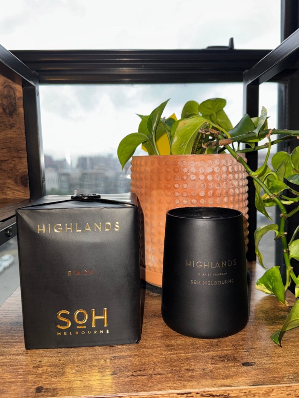 SŌH Melbourne Highlands Black Scented Candle 400g Matte